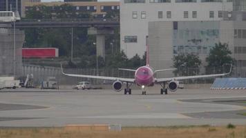 frankfurt am main, duitsland 17 juli 2017 - wow air airbus 321 tf win taxiën voor vertrek. fraport, frankfurt, duitsland video