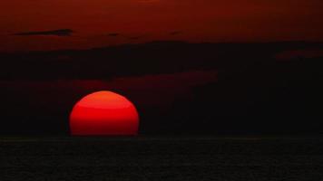 solnedgång över havet landskap, karon beach, phuket, thailand video