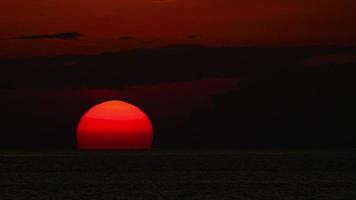 puesta de sol sobre el paisaje del océano, playa karon, phuket, tailandia video