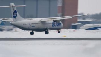 nowosibirsk, russische föderation 22. januar 2017 - atr 72 utair vq bll nähert sich und landet. inoffizielle spotting in tolmachevo flughafen ovb video