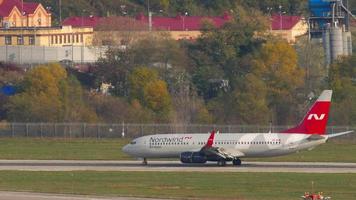 sochi, federazione russa 17 novembre 2020 - nordwind airlines boeing 737 vp prua in rullaggio al terminal dopo l'atterraggio all'aeroporto internazionale di sochi. video