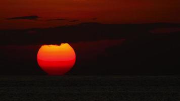 zonsondergang over oceaanlandschap timelapse, karon beach, phuket, thailand video