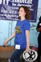 los angeles, 8 de marzo - rebecca herbst en el quinto día anual de construcción de fanáticos del hábitat del hospital general para la humanidad en un lugar privado el 8 de marzo de 2014 en lynwood, ca foto