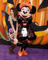 los angeles, 1 de octubre - rebecca herbst en el evento vip disney halloween en la tienda emergente de productos de consumo de disney el 1 de octubre de 2014 en glendale, ca foto