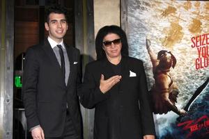 los angeles, 4 de marzo - nick simmons, gene simmons en el estreno de 300 - rise of an empire en el teatro chino tcl el 4 de marzo de 2014 en los angeles, ca foto