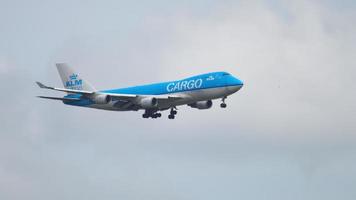 amsterdam, nederländerna 27 juli 2017 - klm cargo boeing 747 flygfraktfartyg landar på schiphol flygplats i amsterdam. video