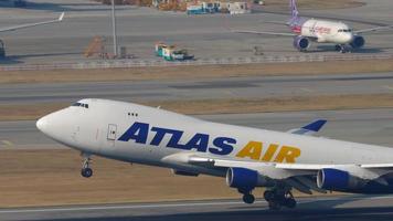 hong kong 10 novembre 2019 - énorme avion 747 jumbo jet d'atlas air décollage de la piste à hong kong video