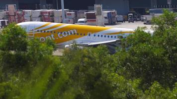 phuket, Thailandia, 30 novembre 2019 - è arrivato l'aereo per riprese con vista laterale. airbus a320 232, 9v trp di scooter in atterraggio all'aeroporto di phuket. concetto di turismo e viaggio video