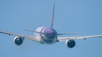 phuket, thailand 26. november 2019 - blick von der unterseite der boeing 777 der thailändischen fluggesellschaften fliegen in blauen himmel davon, nachdem sie vom internationalen flughafen phuket abgehoben wurden video