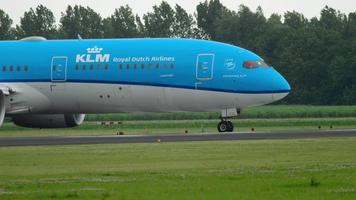 amsterdam, nederland 25 juli 2017 - klm royal dutch airlines dreamliner boeing 787 ph bhi taxiënd voor vertrek op baan 36l polderbaan. shiphol airport, amsterdam, holland