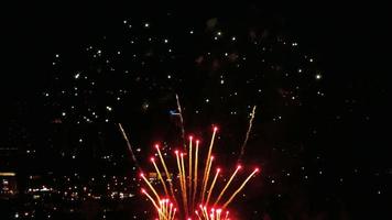 fuegos artificiales que destellan en el cielo de la tarde. video