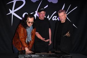 los angeles, 20 de noviembre - rush, geddy lee, neil peart, alex lifeson en la ceremonia en la que rush es incluido en el rockwalk del guitar center en el guitar center el 20 de noviembre de 2012 en los angeles, ca foto