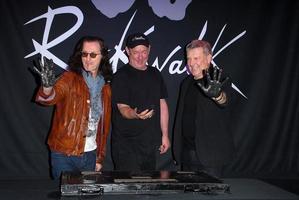 los angeles, 20 de noviembre - rush, geddy lee, neil peart, alex lifeson en la ceremonia en la que rush es incluido en el rockwalk del guitar center en el guitar center el 20 de noviembre de 2012 en los angeles, ca foto