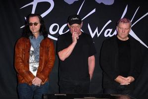 los angeles, 20 de noviembre - rush, geddy lee, neil peart, alex lifeson en la ceremonia en la que rush es incluido en el rockwalk del guitar center en el guitar center el 20 de noviembre de 2012 en los angeles, ca foto