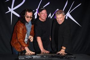 los angeles, 20 de noviembre - rush, geddy lee, neil peart, alex lifeson en la ceremonia en la que rush es incluido en el rockwalk del guitar center en el guitar center el 20 de noviembre de 2012 en los angeles, ca foto