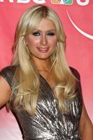 los angeles, 13 de enero - paris hilton llega a la fiesta de invierno 2011 de nbc tca en el hotel langham huntington el 13 de enero de 2010 en westwood, ca foto