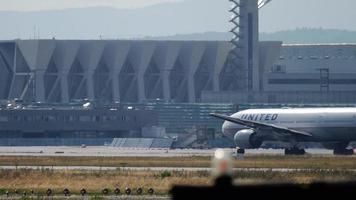 Frankfurt am Main, Duitsland 20 juli 2017 - United Airlines Boeing 777 accelereert voor vertrek om 25c, regenachtig weer, slow motion. fraport, frankfurt, duitsland video