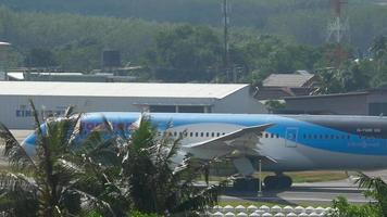 phuket, thailand 26 november 2016 - tui airways thomson boeing 787 dreamliner g tuid versnelt voor vertrek op de luchthaven van phuket. regenachtig weer video