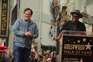 los angeles, 21 de diciembre - quentin tarantino, samuel l jackson en la ceremonia de la estrella del paseo de la fama de hollywood de quentin tarantino en el hollywood blvd el 21 de diciembre de 2015 en los angeles, ca foto