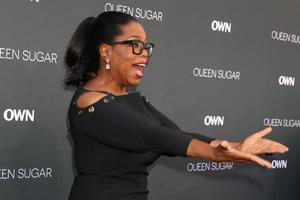 los angeles, 29 de agosto - oprah winfrey en el estreno de own s queen sugar en los estudios warner brothers el 29 de agosto de 2016 en burbank, ca foto