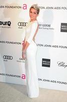 los angeles, 24 de febrero - miley cyrus llega a la fiesta de visualización de premios de la academia número 21 de la fundación elton john aids en el parque de west hollywood el 24 de febrero de 2013 en west hollywood, ca foto