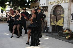 los angeles, oct 23 - amosphere, bailarines gato con botas estreno de los angeles sharon leal llegando al estreno del gato con botas en el regency village theater el 23 de octubre de 2011 en westwood, ca foto