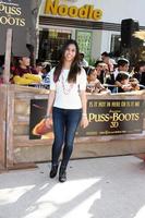 los angeles, 23 de octubre - ashley argota llegando al estreno del gato con botas en el regency village theater el 23 de octubre de 2011 en westwood, ca foto