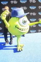 los angeles, jun 17 - mike wazowski en el estreno de monsters university en el capitan theater el 17 de junio de 2013 en los angeles, ca foto