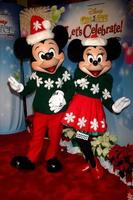 los angeles, 11 de diciembre - mickey mouse, minnie mouse en la recepción de la alfombra roja de disney on ice en el centro básico el 11 de diciembre de 2014 en los angeles, ca foto