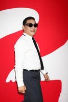 los angeles, 11 de julio - psy llega al estreno de red 2 en el teatro del pueblo el 11 de julio de 2013 en westwood, ca foto