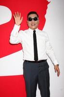 los angeles, 11 de julio - psy llega al estreno de red 2 en el teatro del pueblo el 11 de julio de 2013 en westwood, ca foto