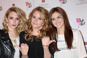 los angeles, 31 de mayo - madelyn deutch, lea thompson, zoey deutch en el concierto what a pair 10th anniv en saban theater el 31 de mayo de 2014 en beverly hills, ca foto