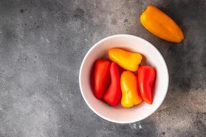 pimiento pequeño vegetal fresco saludable comida comida bocadillo dieta en la mesa espacio de copia fondo de comida rústico vista superior ceto o dieta paleo vegetariana comida vegana o vegetariana foto