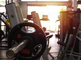 interior de gimnasio con equipo de levantamiento de pesas foto