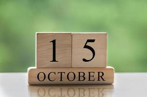 15 de octubre texto de fecha de calendario en bloques de madera con espacio de copia para ideas. copie el espacio y el concepto de calendario foto