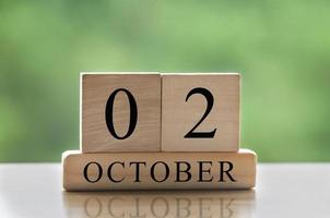 Texto de la fecha del calendario del 2 de octubre en bloques de madera con espacio de copia para ideas. copie el espacio y el concepto de calendario foto