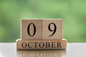 Texto de la fecha del calendario del 9 de octubre en bloques de madera con espacio de copia para ideas. copie el espacio y el concepto de calendario foto