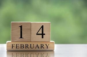 14 de febrero texto de fecha de calendario en bloques de madera con espacio personalizable para texto o ideas. copie el espacio foto