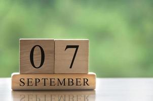 7 de septiembre texto de fecha de calendario en bloques de madera con espacio de copia para ideas. copie el espacio y el concepto de calendario foto