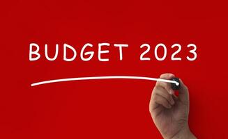 presupuesto 2023 escrito en el fondo de la cubierta roja. concepto de negocio y presupuesto 2023 foto