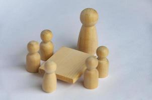 figuras de personas de madera que tienen una reunión de negocios personalizable para texto o ideas. foto