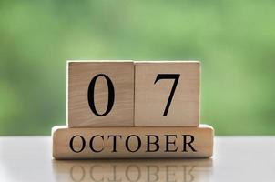 Texto de la fecha del calendario del 7 de octubre en bloques de madera con espacio de copia para ideas. copie el espacio y el concepto de calendario foto