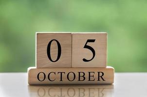 Texto de la fecha del calendario del 5 de octubre en bloques de madera con espacio de copia para ideas. copie el espacio y el concepto de calendario foto