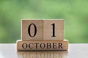 1 de octubre texto de fecha de calendario en bloques de madera con espacio de copia para ideas. copie el espacio y el concepto de calendario foto