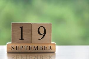 19 de septiembre texto de fecha de calendario en bloques de madera con espacio de copia para ideas. copie el espacio y el concepto de calendario foto