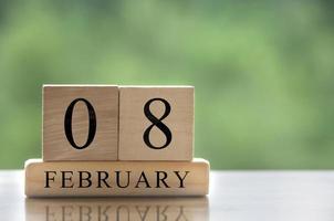 Texto de la fecha del calendario del 8 de febrero en bloques de madera con espacio personalizable para texto o ideas. copie el espacio y el concepto de calendario foto