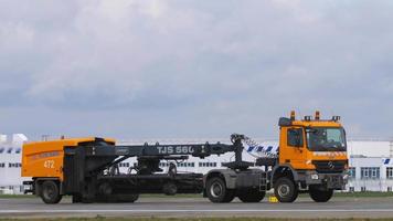 kazan, ryska federationen 14 september 2020 - banrenare fordon flyttar för att upprätthålla städservice på kazans internationella flygplats, tatarstan. video