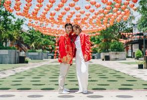 feliz joven pareja asiática en vestidos tradicionales chinos foto