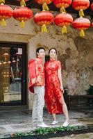 feliz joven pareja asiática en vestidos tradicionales chinos foto