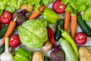 diferentes verduras de colores por toda la mesa en fotograma completo. alimentación saludable foto